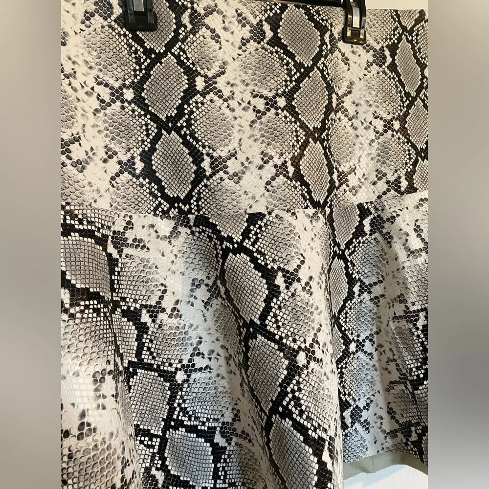Scoop A Line Vegan Leather PU Skirt Snake Print Black White XL - Picture 4 of 5
